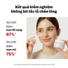Phụ nữ sử dụng sản phẩm trị mụn giảm sưng và mờ thâm.